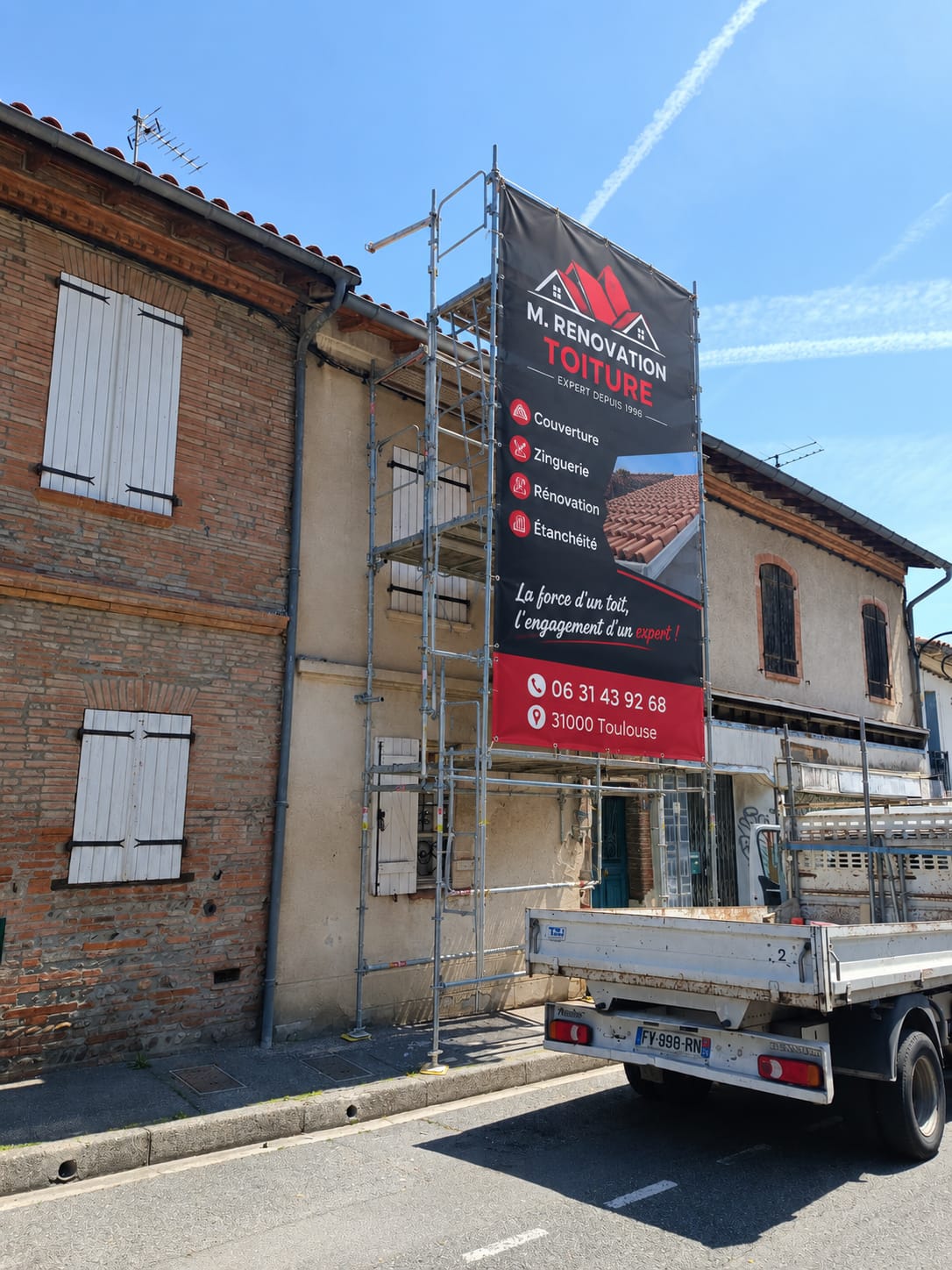 Fenêtre de toit installée sur une toiture en tuiles