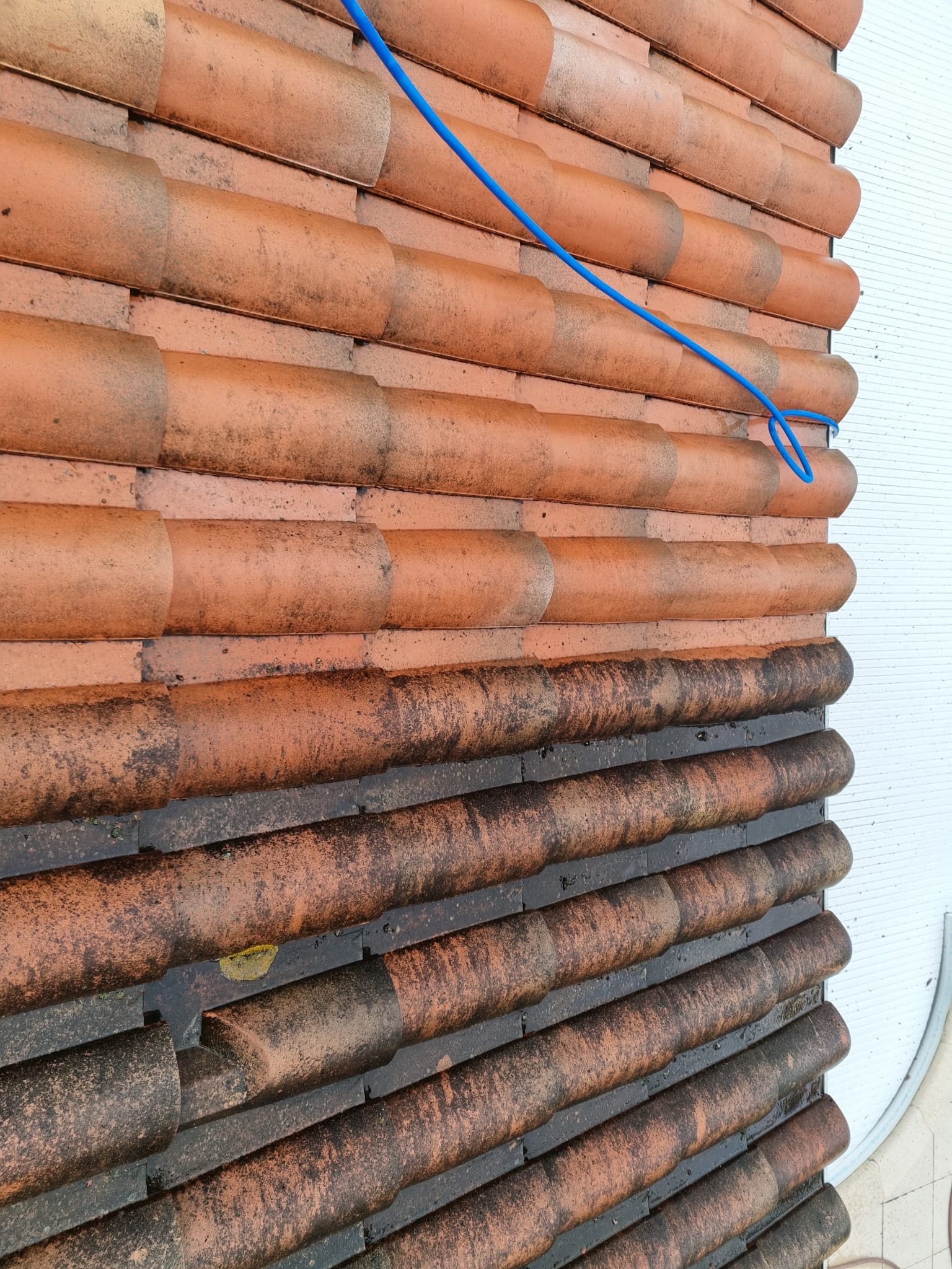 Détail de zinguerie sur toiture ancienne rénovée
