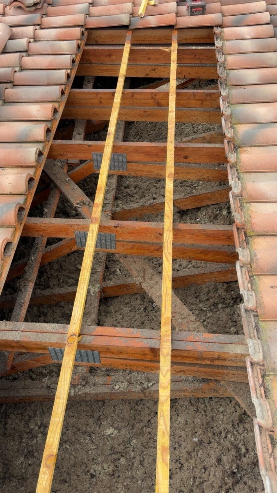 Artisan couvreur travaillant sur une toiture en rénovation