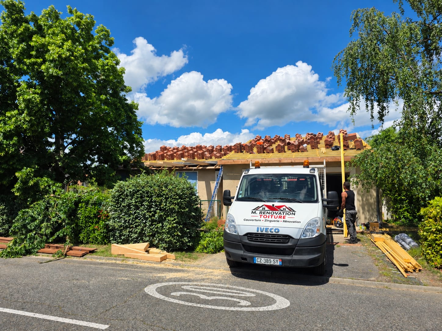 Couvreurs zingueurs de M Renovation Toiture au travail sur un chantier à Toulouse